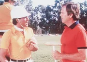 Jonathan Hart (Robert Wagner, r.) bespricht mit dem Kapit&auml;n der argentinischen Polo-Nationalmannschaft Fernando (Fernando Allende) die Bedingungen des bevorstehenden Spiels.