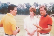 Der argentinische Polospieler Jos&eacute; (A. Martinez, l.) schenkt Jonathan (Robert Wagner, r.) einen traditionsreichen Schl&auml;ger. Jennifer (Stefanie Powers, M.) f&uuml;hlt sich ebenfalls geehrt.