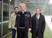 Prof. Kiesling (Jürgen Mai, Mi.) zögert, den Beamten Bonhoff (Wolfgang Krewe, li.) und Kehler (Wolfgang Bathke) Einzelheiten zu erzählen. Prof. Kiesling (Jürgen Mai, Mi.) zögert, den Beamten Bonhoff (Wolfgang Krewe, li.) und Kehler (Wolfgang Bathke) Einzelheiten zu erzählen.