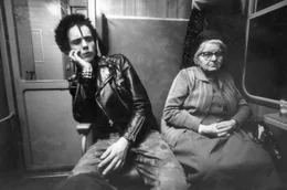 Mit den Aufnahmen ostdeutscher Fotografen begibt sich die Dokumentation auf eine Zeitreise und zeigt wenig bekannte Seiten der DDR &ndash; von ihrer Gr&uuml;ndung bis zum Mauerfall.