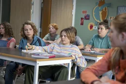 Adam (Olle Cardell) bekommt den freien Platz neben Alexander (Lukas Wetterberg), mit dem er sich schnell anfreundet. Eva (Sonja Holm, vorne rechts) hat Adam auf der Suche nach seinem neuen Klassenraum begleitet. Die beiden m&ouml;gen sich vom ersten Augenblick an.