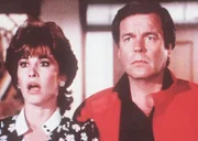 Entsetzt beobachten Jennifer (Stefanie Powers, l.) und Jonathan (Robert Wagner), wie ein argentinischer Polospieler w&auml;hrend einer Ansprache vor seinen Mitspielern stirbt.