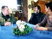 Peter und sein Sohn Pierre sind begeisterte Autobastler und haben jede Menge Ersatzteile und anderes "Brauchbares" gehortet. Eigentlich ein leichter Fall f&uuml;r Verkaufsprofi Otto Schulte (ganz links). Aber die Sachen sind zum Gro&szlig;teil in einem erb&auml;rmlichen Zustand.