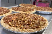 Kaum ein anderes Dessert schmilzt so sanft auf der Zunge und knuspert gleichzeitig beim Reinbei&szlig;en wie der texanische Pecan Pie.