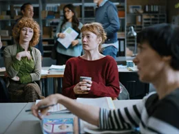 Carla Nowak (Leonie Benesch, M.), eine junge Sport- und Mathematiklehrerin, f&auml;llt im Kollegium ihrer neuen Schule sofort durch ihren Idealismus auf.