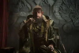 Er nennt sich Mandarin (Ben Kingsley) und ist scheinbar f&uuml;r die Terroranschl&auml;ge verantwortlich, die die Welt ersch&uuml;ttern und hunderte von Menschen das Leben kosten ...