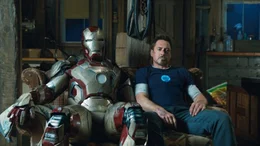 Tony Stark (Robert Downey jr.), fr&uuml;her smarter und l&auml;ssiger Businessman, hat immer mehr mit Angst- und Panikattacken zu k&auml;mpfen. Sicher f&uuml;hlt er sich nur noch in seinem Iron-Man-Anzug. Doch auch seine R&uuml;stung kann ihn nicht vor den Terroranschl&auml;gen des mysteri&ouml;sen Mandarin bewahren ...