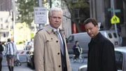 Det. Mac Taylor (Gary Sinise, r.) ermittelt in einem Mordfall, bei dem Chief Ted Carvers (John Larroquette) Dienstwaffe zur Tatwaffe wurde. Det. Mac Taylor (Gary Sinise, r.) ermittelt in einem Mordfall, bei dem Chief Ted Carvers (John Larroquette) Dienstwaffe zur Tatwaffe wurde.