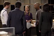 W&auml;hrend JJ (A.J. Cook, M.) sich damit auseinandersetzen muss, das BAU-Team zu verlassen, m&uuml;ssen Reid (Matthew Gray Gubler, l.), Rossi (Joe Mantegna, 2.v.l.), Morgan (Shemar Moore, 2.v.r.) und Prentiss (Paget Brewster, r.) nach Maryland, um dort einen Fall zu l&ouml;sen ...
