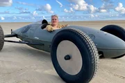 Die dänischen Wattenmeerinseln Rømø, Fanø und Mandø Mia Strandgaard will das historische Hotrod-Rennen auf Rømø unbedingt gewinnen – in ihrem "Belly-Racer", zusammengebaut aus einem alten Flugzeugtank. Die dänischen Wattenmeerinseln Rømø, Fanø und Mandø Mia Strandgaard will das historische Hotrod-Rennen auf Rømø unbedingt gewinnen – in ihrem "Belly-Racer", zusammengebaut aus einem alten Flugzeugtank.