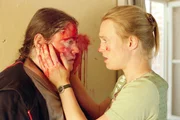 Nancy (Livia S. Reinhard, li.) verkraftet Simones (Susanne Schlenzig) Ablehnung nicht und hat damit begonnen, sich selbst zu verletzen. Simone ist geschockt dar&uuml;ber, was Nancy sich angetan hat.