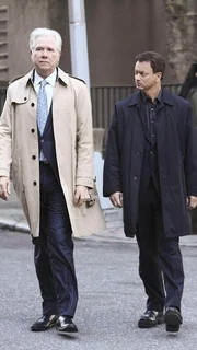 Det. Mac Taylor (Gary Sinise, r.) muss in den eigenen Reihen ermitteln. Wie konnte Chief Ted Carvers (John Larroquette) Dienstwaffe zur Tatwaffe werden ? Det. Mac Taylor (Gary Sinise, r.) muss in den eigenen Reihen ermitteln. Wie konnte Chief Ted Carvers (John Larroquette) Dienstwaffe zur Tatwaffe werden ?