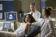 Wollen die schwierige Situation gemeinsam meistern: Callie (Sara Ramirez, l.), Mark (Eric Dane, M.) und Arizona (Jessica Capshaw, r.) ...