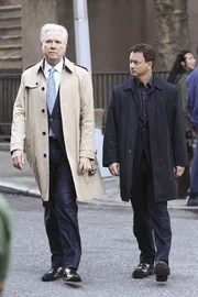 Det. Mac Taylor muss in den eigenen Reihen ermitteln. Wie konnte Chief Ted Carvers Dienstwaffe zur Tatwaffe werden? Det. Mac Taylor muss in den eigenen Reihen ermitteln. Wie konnte Chief Ted Carvers Dienstwaffe zur Tatwaffe werden?