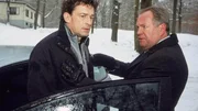 Claus Jacoby (Thomas Sarbacher, li.) versucht verzweifelt dem Beamten Kehler (Wolfgang Bathke) seine Version des Verbrechens glaubhaft zu machen.