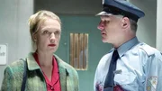 Simone (Susanne Schlenzig) hat einen weiteren Albtraum: Trotz Entlassungsschein wird sie von dem ermordeten Baumann (Armin Dallapiccola) daran gehindert, Reutlitz zu verlassen...