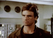 MacGyver (Richard Dean Anderson) in der Einsatzzentrale des Krisenstabes. MacGyver (Richard Dean Anderson) in der Einsatzzentrale des Krisenstabes.