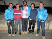 Die Tr&ouml;delprofis Mauro Corradino (li.), S&uuml;kr&uuml; Pehlivan (Mitte) und Otto Schulte (re.) unterst&uuml;tzen dieses Mal Torsten (2.v.re.) und dessen Vater Werner (2.v.li.)