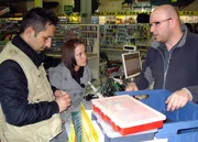 Tr&ouml;delexperte Mauro Corradiono (li.) und Tatjana, Enkelin von Elisabeth, versuchen so viel Erl&ouml;s wie m&ouml;glich mit den Angelutensilien zu machen.