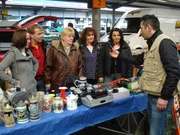 Tr&ouml;delprofi Mauro Corradino (re.) hilft Elisabeth (3.v.li.) und ihrer Familie beim Verkauf der alten Sachen.