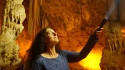 Geologin Elisa Kagan in der H&ouml;hle von Jericho.