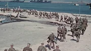 Soldaten des deutschen Afrika Korps marschieren in US-Gefangenschaft. Soldaten des deutschen Afrika Korps marschieren in US-Gefangenschaft.