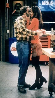 Der gute Al (Richard Karn) f&uuml;hrt die sch&ouml;ne, aber deprimierte Heidi (Debbe Dunning) zum Essen aus. Danach ist sie fr&ouml;hlich wie immer. Doch die beiden sorgen f&uuml;r gro&szlig;e Verwirrung - was macht Heidi schon morgens bei Al?!