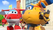 Jett (li.) und Donny (re.) sind zur Stelle, als Oliviers (mi.) riesige Wattekugel durch die Ausstellung rollt und droht alles zu zerst&ouml;ren. Doch die Super Wings schaffen es nicht, die riesige Kugel zu stoppen.