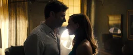 Nick Bannister (Hugh Jackman, l.); Mae (Rebecca Ferguson, r.)