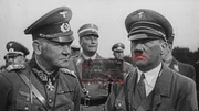 Ein deutscher Offizier (l.) und Adolf Hitler