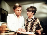 Jim Bob (David Harper, r.) zeigt seinem Bruder John-Boy (Richard Thomas, l.) eine unglaubliche Entdeckung: Er hatte einen Zwillingsbruder, der aber gleich nach der Geburt starb ...