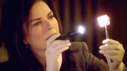 Jo Danville (Sela Ward) &uuml;berpr&uuml;ft die Fundst&uuml;cke am Tatort. Doch kann sie dadurch den M&ouml;rder einer jungen Frau &uuml;berf&uuml;hren?