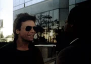 MacGyver (Richard Dean Anderson, l.) bittet seinen alten Freund, den Bombenexperten Charlie Robinson (Steven Williams, r.), um seine Mitarbeit. MacGyver (Richard Dean Anderson, l.) bittet seinen alten Freund, den Bombenexperten Charlie Robinson (Steven Williams, r.), um seine Mitarbeit.