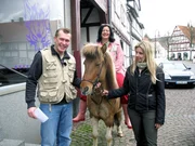 Jahrelang hat Bettina ausgefallene Dekoration gesammelt, doch jetzt m&uuml;ssen die Fundst&uuml;cke neuen Pl&auml;nen weichen. Tr&ouml;delprofi Otto Schulte (ganz links) stellt sich einer bunten Herausforderung und findet dabei sogar zwei ganz besondere Sch&auml;tze.