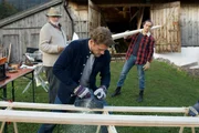 Quirin Pankofer (Jens Atzorn, M.) baut die Scheune auf dem Lorenzhof um. Leo (Fred Stillkrauth, l.) und Basti (Raban Bieling) gehen ihm zur Hand.