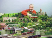 Dr. med. Peter Holbeck mit seiner Modellbahnanlage.