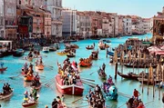 Zu den Höhepunkten der Festtage zählt die Bootsparade auf dem Canal Grande, die an der Rialto-Brücke spektakulär endet. Zu den Höhepunkten der Festtage zählt die Bootsparade auf dem Canal Grande, die an der Rialto-Brücke spektakulär endet.