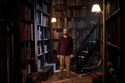 Professor Maxwell (Christopher Sommers) hat sich heimlich in die Bibliothek geschlichen, um dort in den B&uuml;chern nach einem Hinweis auf den "Tempel des purpurnen Lotus" zu suchen.