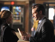 Kevin Ryan (Seamus Dever, r.) ist seiner Frau Jenny (Juliana Dever, l.) eine Erklärung schuldig ... Kevin Ryan (Seamus Dever, r.) ist seiner Frau Jenny (Juliana Dever, l.) eine Erklärung schuldig ...