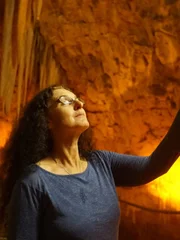 Geologin Elisa Kagan in der H&ouml;hle von Jericho.