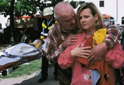 Louis (Alfons Biber) versucht Susanne (Daniela Strietzel) zu beruhigen. Ihr Sohn Marc (Denis Power, lieg.) wurde auf dem Spielplatz von einem Motorrad angefahren.