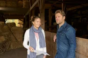 Lena (Patricia Aulitzky) und Quirin (Jens Atzorn), der seine Scheune umbauen soll, verstehen sich auf Anhieb.