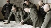 Ukraine, 1943: General von Manstein fleht Hitler an, die Offensive bei Kursk wieder aufzunehmen. Hitler lehnt ab.