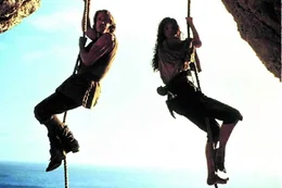 L-R: Shaw (Matthew Modine)  und Morgan (Geena Davis)