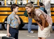 Die gläubige Amy (Zoe Perry, r.) versucht, die Eigenheiten ihres hochintelligenten Sohns Sheldon (Iain Armitage, l.) vor den anderen Menschen zu verteidigen. Doch in der High School ist er schließlich ganz auf sich alleine gestellt und sorgt gleich für Probleme ... Die gläubige Amy (Zoe Perry, r.) versucht, die Eigenheiten ihres hochintelligenten Sohns Sheldon (Iain Armitage, l.) vor den anderen Menschen zu verteidigen. Doch in der High School ist er schließlich ganz auf sich alleine gestellt und sorgt gleich für Probleme ...