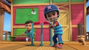 Nachdem die Super Wings das Schulboot mit den leeren Fl&ouml;&szlig;en vergr&ouml;&szlig;ert haben, haben Ruma (re.) und ihre Klassenkameraden genug Platz, um Cricket zu spielen.