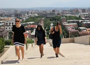 Silvia und Lisa, begleitet von Astghik einer lokalen Deutschlehrerin: erkunden gemeinsam die Hauptstadt Jerewan