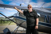 Bruce Pearson, dem sein Vater eine Geschichte &uuml;ber eine dunkle Pyramide in Alaska erz&auml;hlt hat, steht vor einem Flugzeug, um sich auf die Suche nach ihr zu machen