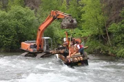 Ein Bagger verhindert, dass der Lkw in den Sustina River kippt, w&auml;hrend Marty Raney sich festh&auml;lt.