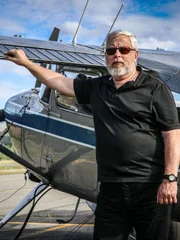 Bruce Pearson, dem sein Vater eine Geschichte &uuml;ber eine dunkle Pyramide in Alaska erz&auml;hlt hat, steht vor einem Flugzeug, um sich auf die Suche nach ihr zu machen
